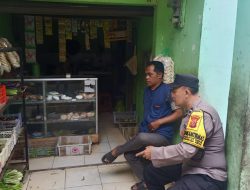 Personil Polsek Bojongloa kidul Aipda Dodi Daryatna bersama Ketua RT 03 kelurahan cibaduyut kidul