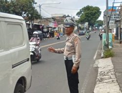 Antisipasi Gangguan Kamseltibcarlantas Siang Hari, Unit Lantas Polsek Antapani Lakukan Pengaturan