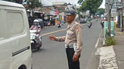 Antisipasi Gangguan Kamseltibcarlantas Siang Hari, Unit Lantas Polsek Antapani Lakukan Pengaturan