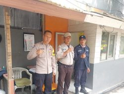 Jaga Kondusifitas Wilayah Bhabinkamtibmas memberikan Himbauan Kamtibmas kepada Satpam.