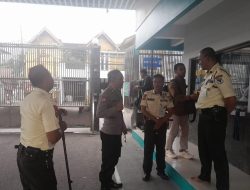 Jaga Kondusifitas Wilayah Bhabinkamtibmas Patroli Dialogis ke Pos Satpam PT. PLN