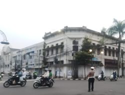 Berikan Pelayanan masyarakat pagi, Personil Unit Lantas Polsek Lengkong Laksanakan Gatur lalin cegah Kemacetan