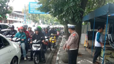 Demi kenyamanan berkendara Unit Lantas Polsek Lengkong laksanakan pelayanan masyarakat dan pengaturan arus lalu lintas