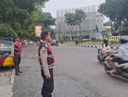 Cipta Kamseltibcarlantas Kondusif sore, Unit Samapta Polsek Lengkong pelayanan masyarakat pengaturan arus lalin