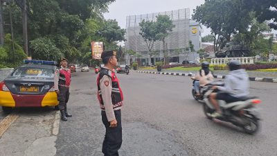 Cipta Kamseltibcarlantas Kondusif sore, Unit Samapta Polsek Lengkong pelayanan masyarakat pengaturan arus lalin