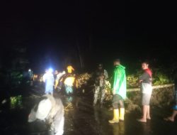 Polsek Pakenjeng Bersihkan Material Longsor di Jalan Raya Pakenjeng – Bungbulang