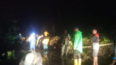 Polsek Pakenjeng Bersihkan Material Longsor di Jalan Raya Pakenjeng – Bungbulang