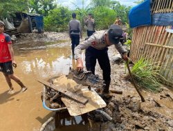 Polres Garut dan Unsur Forkopimcam Laksanakan Kerja Bakti Pembersihan Dampak Bencana Banjir
