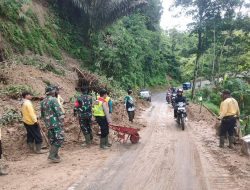 Polsek Pakenjeng Bersihkan Material Longsor di Jalan Raya Pakenjeng – Bungbulang
