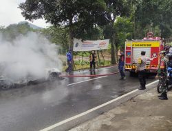 RESPON CEPAT POLSEK CILAWU POLRES GARUT DATANGI TKP KEBAKARAN MOBIL