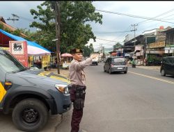 Unit Samapta Polsek Ujungberung Gelar Pengaturan Lalu lintas, Bentuk Pelayanan Kepada Masyarakat sore hari