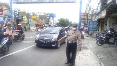 Wujudkan Kamseltibcarlantas Personel Polsek Ujungberung Lakukan Pengaturan arus lalulintas sore hari