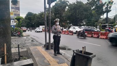 Personel Lalu Lintas Melaksanakan Pelayanan Masyarkat Penganturan Arus Lalu Lintas Siang Hari
