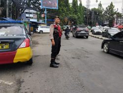 Personel Sabhara Melaksanakan Pelayanan Masyarkat Penganturan Arus Lalu Lintas Sore Hari