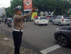 Bantu Masyarakat Pengguna Jalan Unit Lantas Polsek Andir Lakukan Pelayanan Pagi Dengan Pengaturan Arus Lalin di Beberapa Titik Rawan Macet