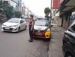 Bantu Masyarakat Pengguna Jalan Jajaran QR Samapta Polsek Andir Lakukan Pelayanan Pagi Dengan Pengaturan Arus Lalin di Beberapa Titik Rawan Macet