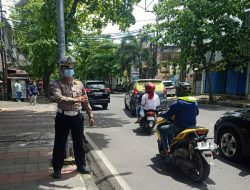 Personel Unit Lantas Polsek Andir Lakukan Pengaturan dan Pemantauan Arus Lalulintas di Beberapa Titik Rawan Macet Siang Hari