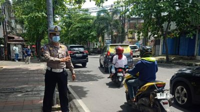 Personel Unit Lantas Polsek Andir Lakukan Pengaturan dan Pemantauan Arus Lalulintas di Beberapa Titik Rawan Macet Siang Hari