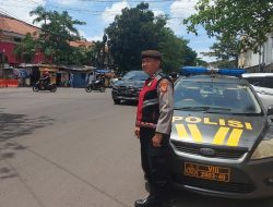 Personel QR Unit Samapta Polsek Andir Lakukan Pengaturan dan Pemantauan Arus Lalulintas di Beberapa Titik Rawan Macet Siang Hari