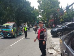 Personel QR Unit Samapta Polsek Andir Lakukan Pengaturan dan Pemantauan Arus Lalulintas di Beberapa Titik Rawan Macet Sore Hari