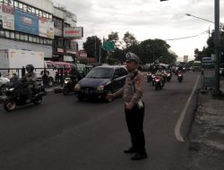 Personil lantas Polsek Cibeunying kidul berikan pelayanan Kepada Masyarakat di sore hari