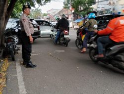 Personil samapta Polsek Cibeunying kidul berikan pelayanan Kepada Masyarakat di sore hari