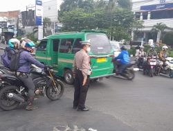 Wujudkan Kamseltibcarlantas Personel Polsek Ujungberung Lakukan Pengaturan arus lalulintas sore hari