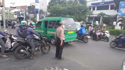 Wujudkan Kamseltibcarlantas Personel Polsek Ujungberung Lakukan Pengaturan arus lalulintas sore hari