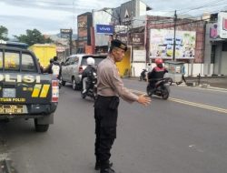 Unit Samapta Polsek Ujungberung Gelar Pengaturan Lalu lintas, Bentuk Pelayanan Kepada Masyarakat sore hari