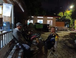 Berikan Pesan Kamtibmas, Bhabinkamtibmas Polsek Antapani Sambangi Linmas