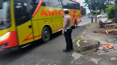 Wujudkan Kamseltibcarlantas Personel Polsek Bojongloa Kaler Lakukan Pengaturan arus lalulintas