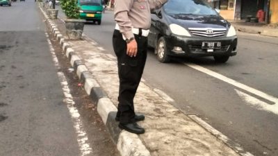 Wujudkan Kamseltibcarlantas Personel Polsek Bojongloa Kaler Lakukan Pengaturan arus lalulintas