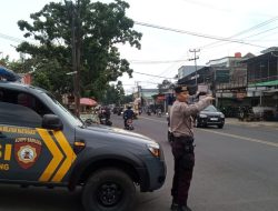 Unit Samapta Polsek Ujungberung Gelar Pengaturan Lalu lintas, Bentuk Pelayanan Kepada Masyarakat sore hari