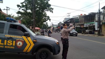Unit Samapta Polsek Ujungberung Gelar Pengaturan Lalu lintas, Bentuk Pelayanan Kepada Masyarakat sore hari