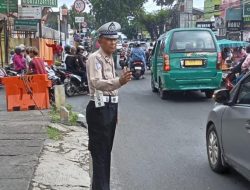 Guna Antisipasi Gangguan Kamseltibcarlantas Siang Hari, Unit Lantas Polsek Antapani Lakukan Pengaturan
