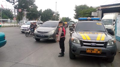 Antisipasi kemacetan sore hari Personil QR Samapta Polsek Babakan Ciparay melaksanakan penjagaan & pengaturan lalu lintas di tempat tempat rawan macet Wilkum Polsek Babakan Ciparay