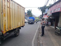 Tempatkan personil di beberapa titik ruas jalan, Unit Lantas Polsek Babakan Ciparay Lakukan Gatur Lalin antisipasi long weekend