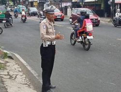 Antisipasi Gangguan Kamseltibcarlantas Siang Hari, Unit Lantas Polsek Antapani Lakukan Pengaturan