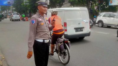 Demi kenyamanan berkendara Unit Lantas Polsek Lengkong laksanakan pelayanan masyarakat dan pengaturan arus lalu lintas