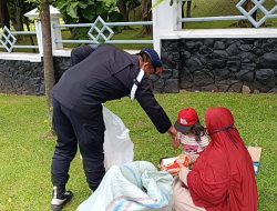 Sat Brimob Polda Jabar Gelar Kegiatan Jumat Berkah Kepada Warga Cikeruh
