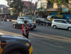 Upaya Wujudkan Kamseltibcarlantas Kondusif, Unit Samapta Polsek Antapani Lakukan Pengaturan