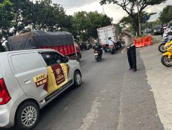 Polsek Rancasari Melaksanakan Pengaturan Lalu Lintas Siang Hari Demi Kelancaran Pengguna Jalan