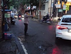 Personil QR Polsek Sukasari Melaksanakan Giat Protap Yanmas Pagi Pengaturan Arus Lalulintas