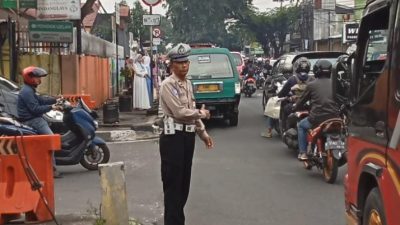 Upaya Ciptakan Kamseltibcarlantas Kondusif, Unit Lantas Polsek Antapani Lakukan Pengaturan