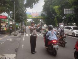 Unit Lantas Polsek Lengkong Gelar Pengaturan Lalu lintas, Bentuk Pelayanan Kepada Masyarakat sore hari