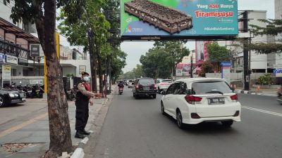 Wujudkan Kamseltibcarlantas Kondusif sore, Unit Samapta Polsek Lengkong pelayanan masyarakat pengaturan arus lalin