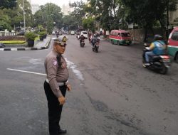 Berikan Pelayanan masyarakat pagi, Personil Unit Lantas Polsek Lengkong Laksanakan Gatur lalin cegah Kemacetan pagi