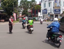 Ciptakan Kamseltibcar Lantas Siang, Personil Polsek Lengkong Laksanakan Kegiatan Gatur Lalin