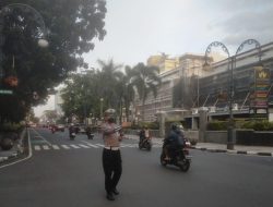 Berikan Pelayanan masyarakat pagi, Personil Unit Lantas Polsek Lengkong Laksanakan Gatur lalin cegah Kemacetan pagi