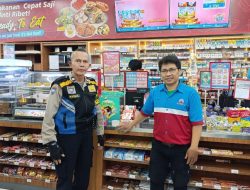 Berikan Pesan Kamtibmas, Bhabinkamtibmas Polsek Antapani Sambangi Karyawan Mini Market